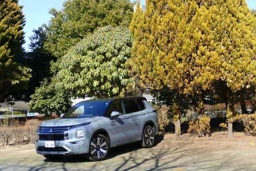 特徴的なエンジンフードの高さ、威風堂々な見た目の変更は少ない