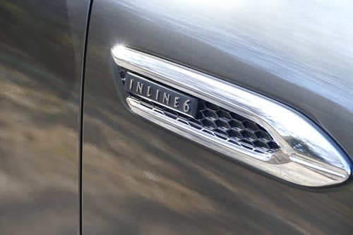 SUVであってもスポーティな走りは外せないマツダらしさ