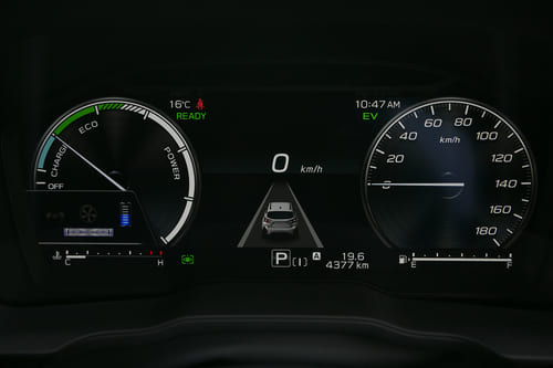 街乗りで17km/L前後、高速では20km/L超えもいけそう