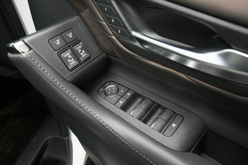 片道30kmはEV、遠出でも充電切れの心配なし、それに＋200万円の価値があるか？