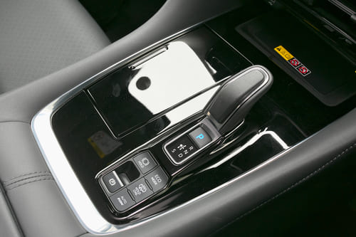 片道30kmはEV、遠出でも充電切れの心配なし、それに＋200万円の価値があるか？