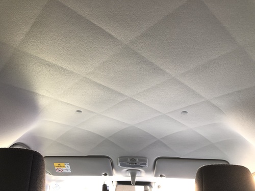 室内のカラートーンを変更、駐車ブレーキも電動に