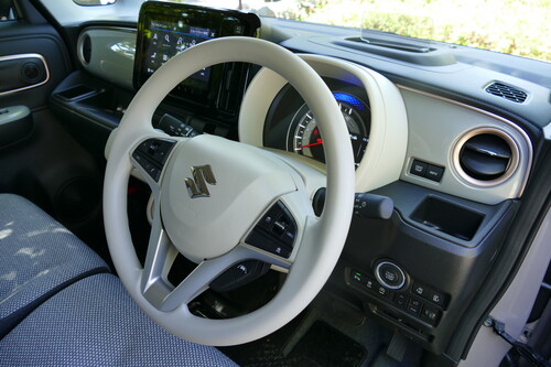 室内のカラートーンを変更、駐車ブレーキも電動に