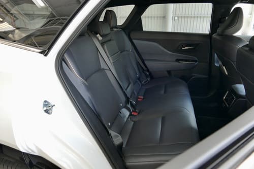 ワゴンらしい前後長2mのラゲッジルーム、クラウンらしい気配り