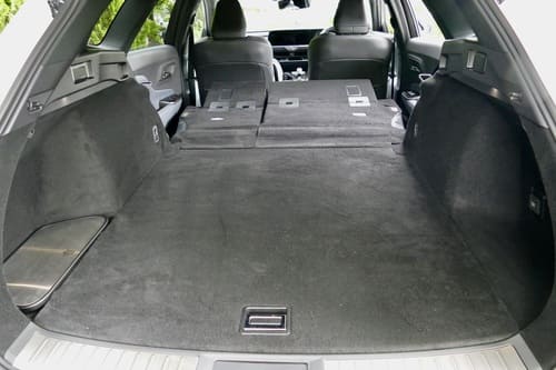 ワゴンらしい前後長2mのラゲッジルーム、クラウンらしい気配り